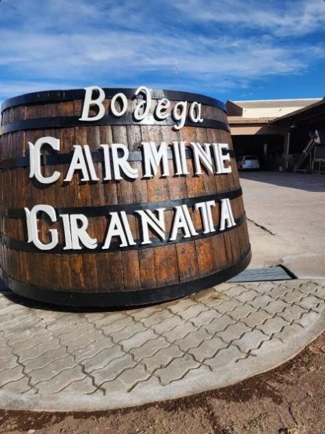 Barril con el cartel de Bodega Carmine Granata